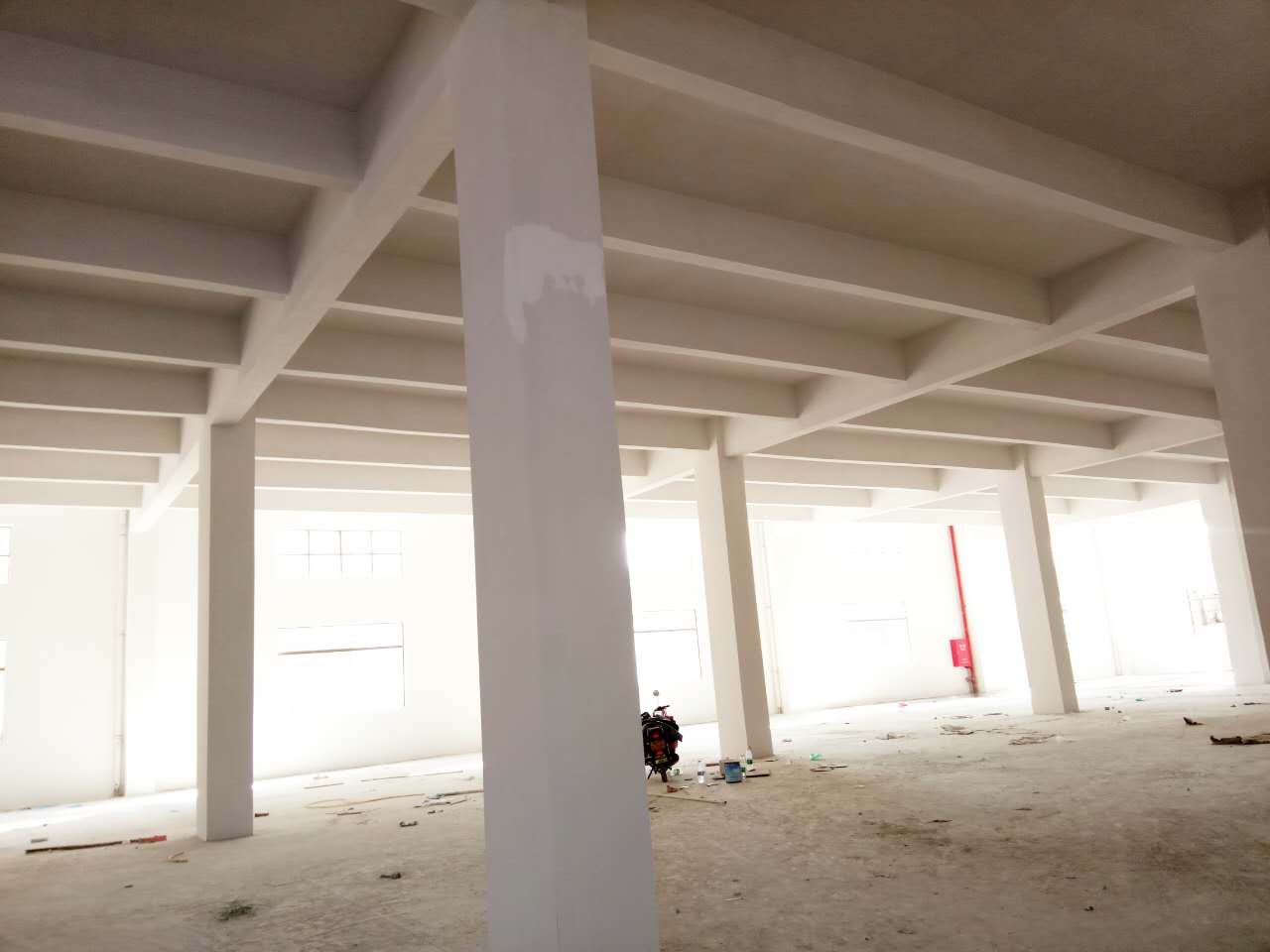 已建成了1幢（2800平方米，共4層的廠房）