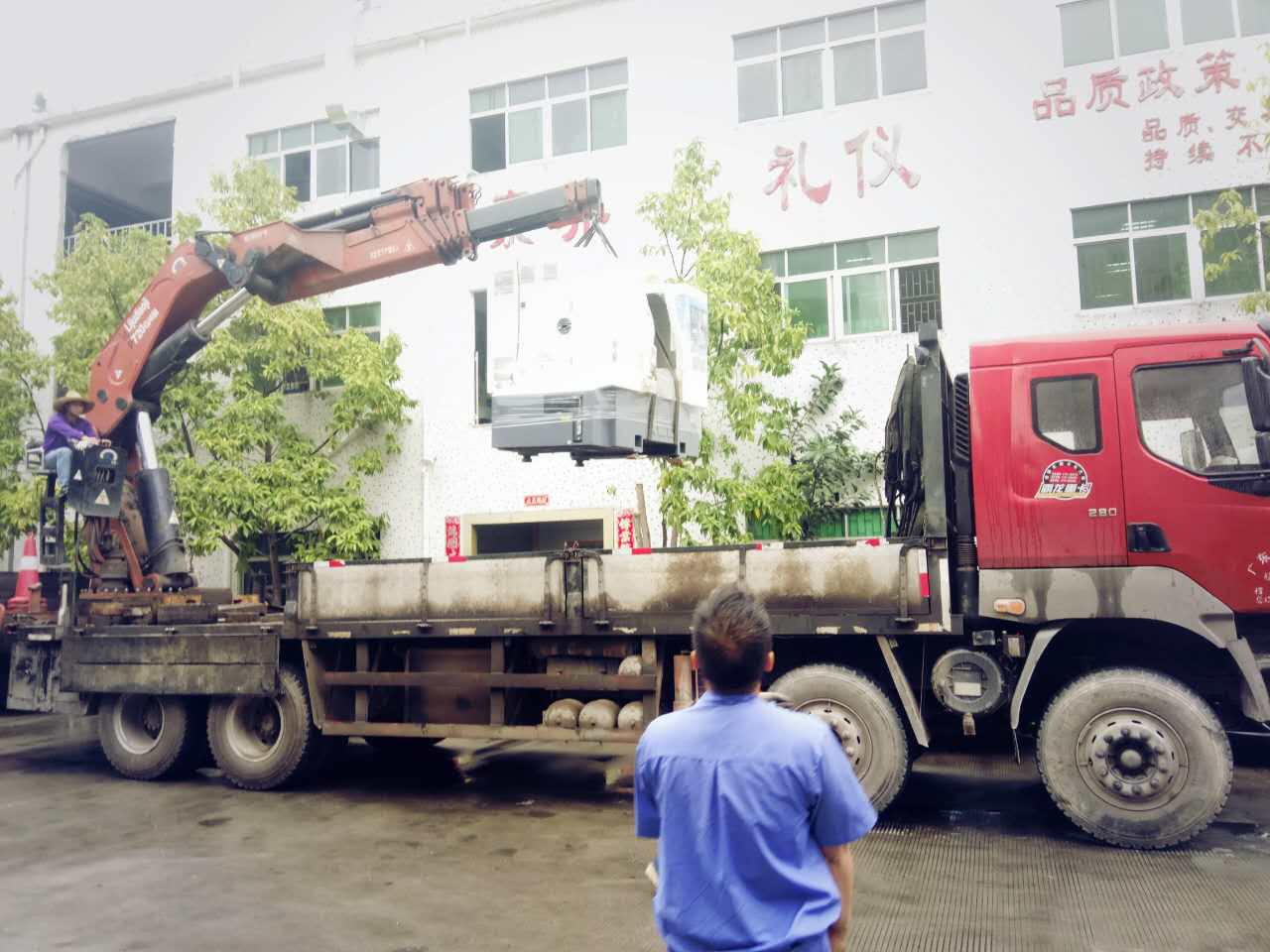 機(jī)器調(diào)裝中，注意安全！