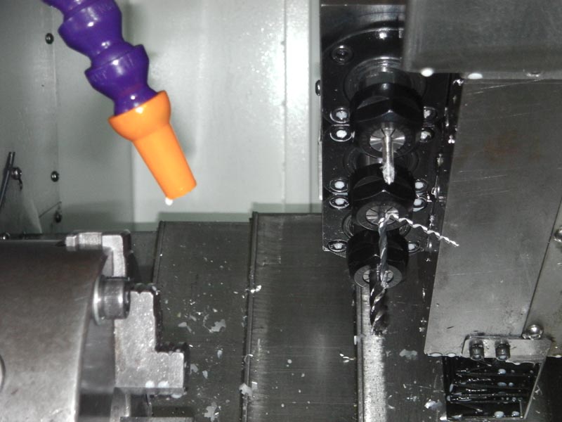  機(jī)床結(jié)構(gòu)特點(diǎn) Construction and feature of machine tool ■ 適用于重負(fù)荷和連續(xù)切削，可保持長(zhǎng)久的高精度和優(yōu)質(zhì)的表面精糙度。 ■ 高精度、高剛性、重負(fù)荷主軸。 主軸采用原裝進(jìn)口日本NSK或德國(guó)FAG P4級(jí)精密級(jí)主軸軸承 主軸采用原裝進(jìn)口日本NSK或德國(guó)FAG P4級(jí)精密級(jí)主軸軸承 主軸采用原裝進(jìn)口日本NSK或德國(guó)FAG P4級(jí)精密級(jí)主軸軸承 主軸采用原裝進(jìn)口日本NSK或德國(guó)FAG P4級(jí)精密級(jí)主軸軸承 主軸采用原裝進(jìn)口日本NSK或德國(guó)FAG P4級(jí)精密級(jí)主軸軸承，經(jīng)工程計(jì)算分析取得較佳化的跨距配置，配合獨(dú)特的迷宮式防水設(shè)計(jì)和散熱片式主軸箱設(shè)計(jì)，可達(dá)到更佳的防水防塵效果。引用高科技潤(rùn)滑技術(shù)及高剛性套筒結(jié)構(gòu)展現(xiàn)較佳穩(wěn)定性，能確保更大軸向剛性，徑向剛性及加工精度。采用專用主軸電機(jī)及進(jìn)口變頻器，實(shí)現(xiàn)大范圍自動(dòng)無級(jí)調(diào)速，整支主軸由臺(tái)灣普森專業(yè)主軸廠家生產(chǎn)。主軸軸承為前三后二排列,更能承受較強(qiáng)沖擊。主軸設(shè)計(jì)轉(zhuǎn)速可達(dá)8000rpm/min。 ■ 剛性好，操作、排屑方便。 高強(qiáng)度，床身傾斜45°，采用優(yōu)質(zhì)鑄鐵樹脂砂造型，并經(jīng)二次退火處理，保證鑄件穩(wěn)定性，緊密型筋骨板結(jié)構(gòu)，剛性好、抗震性強(qiáng)。