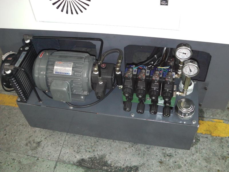 液壓站采用臺(tái)灣定量泵、液壓電機(jī)、電磁閥并加裝風(fēng)冷裝置
